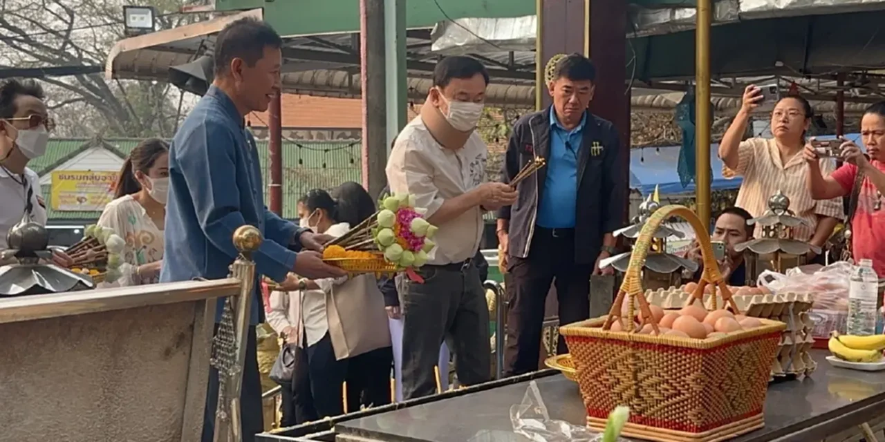 ‘ทักษิณ’สักการะครูบาศรีวิชัย – ดูแผนพัฒนาดอยสุเทพ