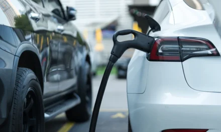 สำรวจข้อดีและข้อเสียของรถไฟฟ้า EV